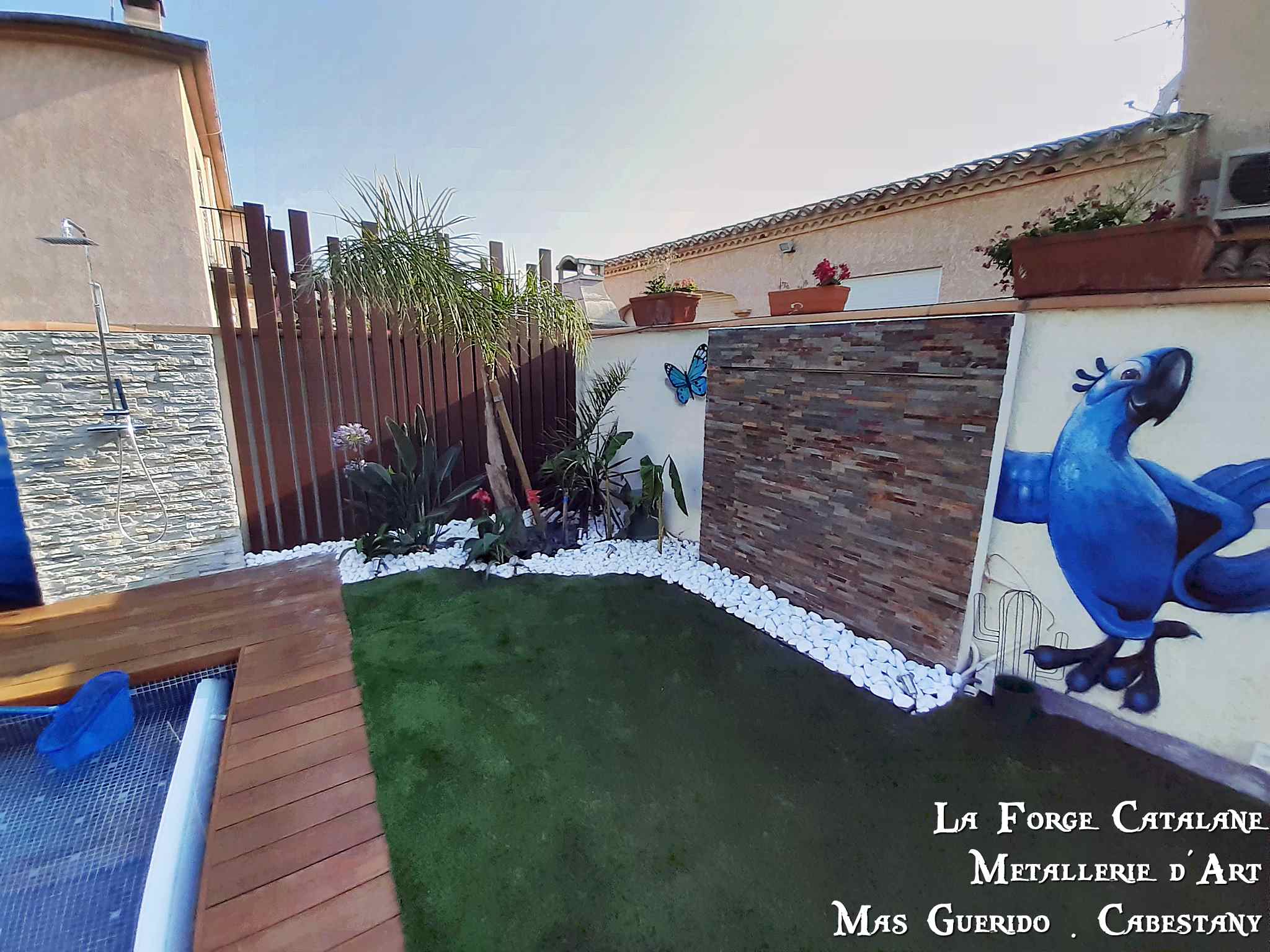 brise vue moderne en tubes de differentes hauteur forge catalane.jpg